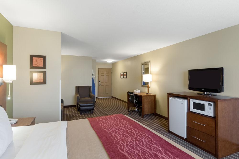 Comfort Inn & Suites Fayetteville-University Area Esterno foto