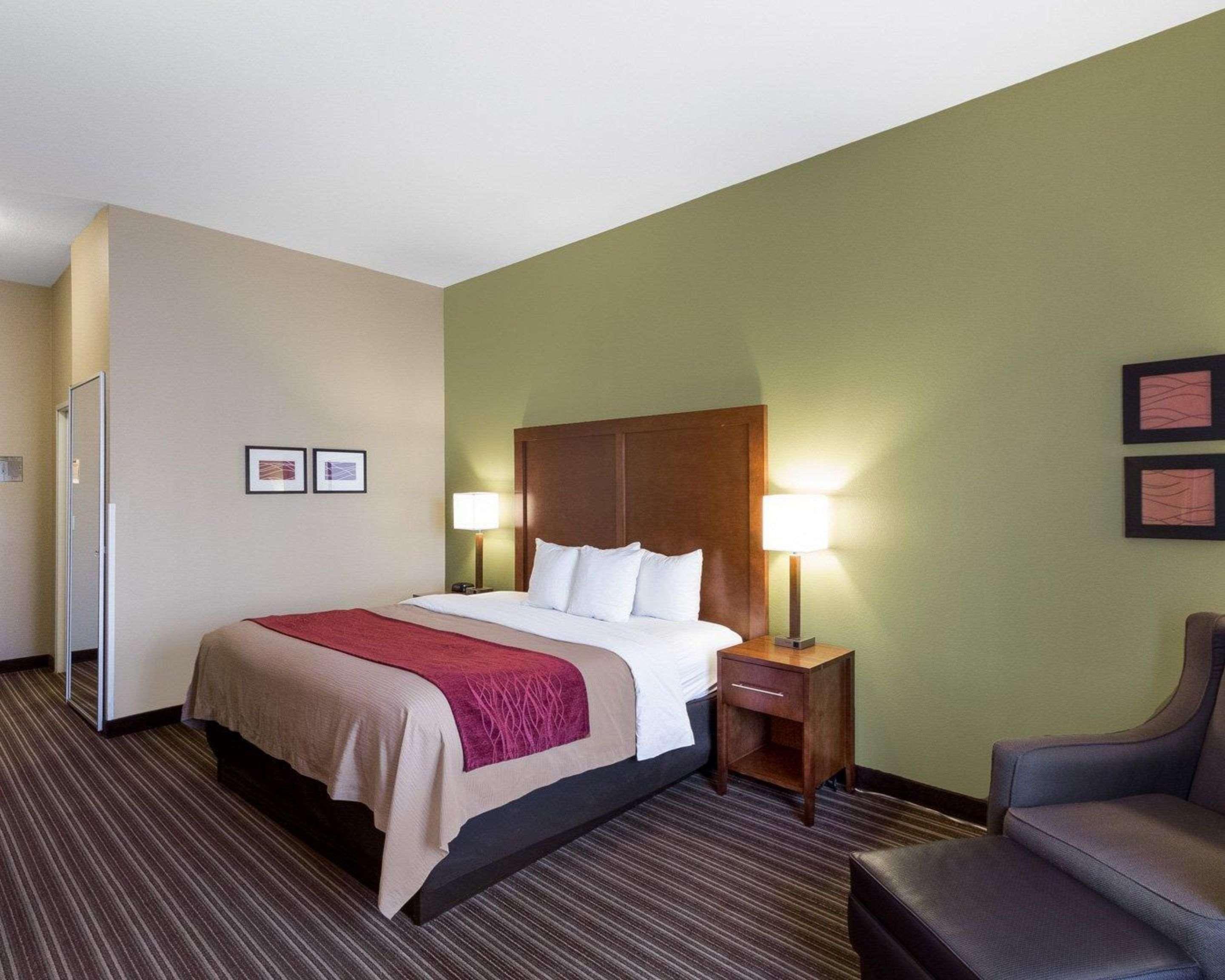 Comfort Inn & Suites Fayetteville-University Area Esterno foto
