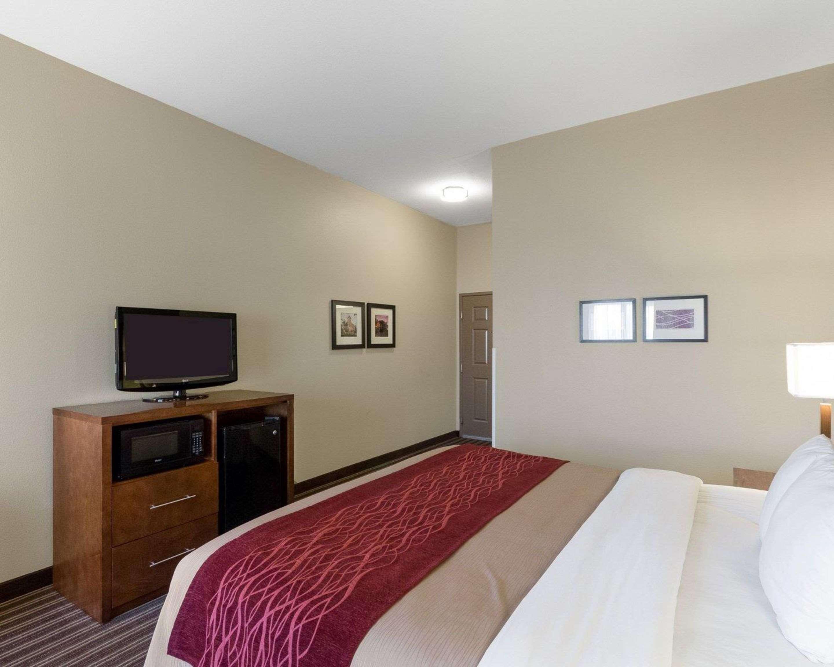Comfort Inn & Suites Fayetteville-University Area Esterno foto