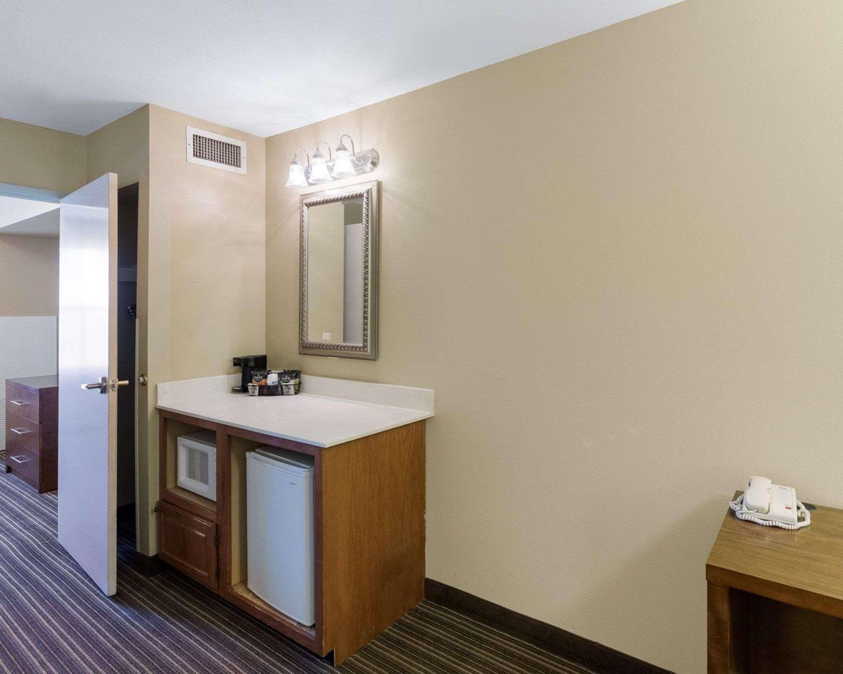 Comfort Inn & Suites Fayetteville-University Area Esterno foto