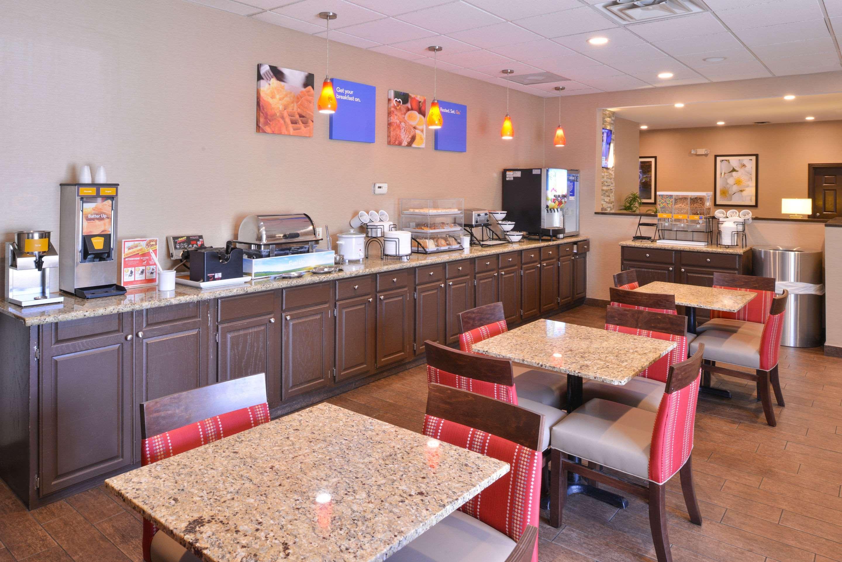 Comfort Inn & Suites Fayetteville-University Area Esterno foto
