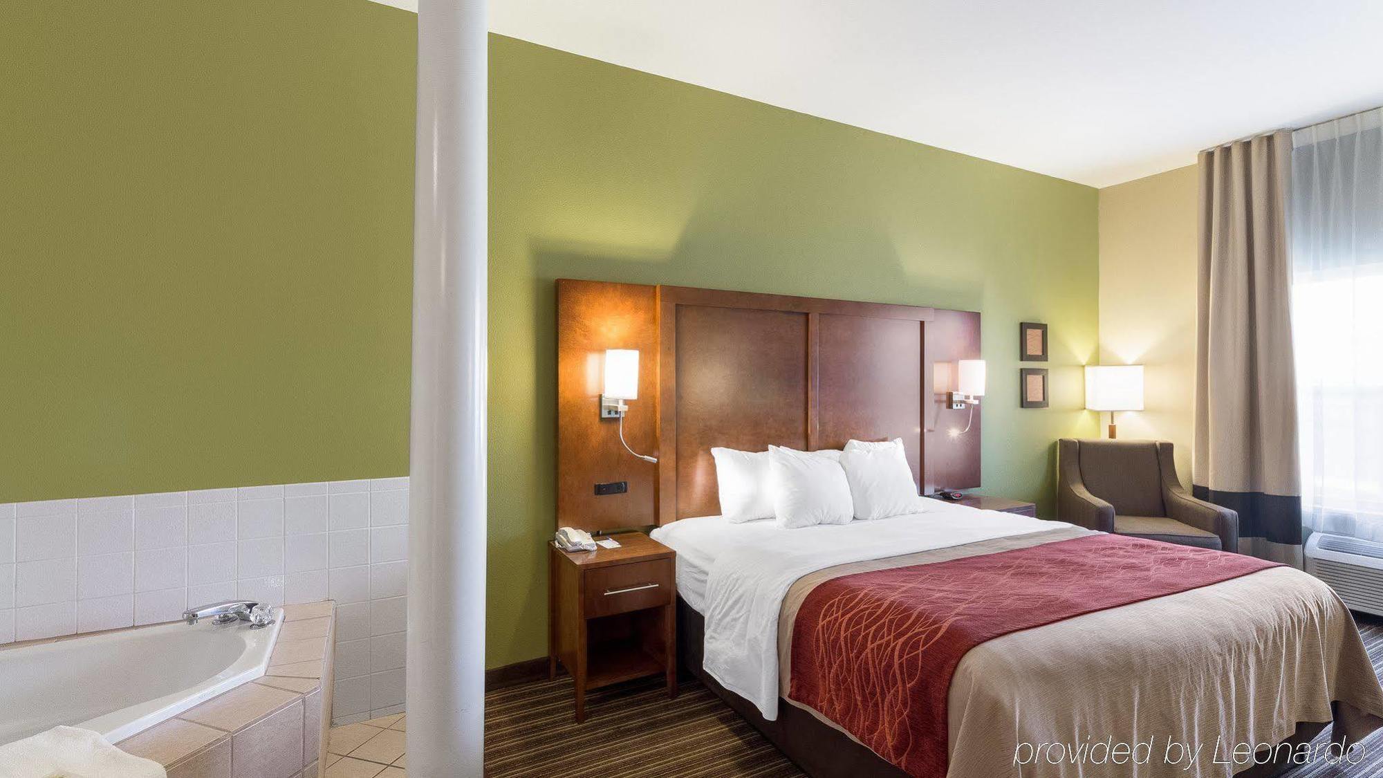 Comfort Inn & Suites Fayetteville-University Area Esterno foto